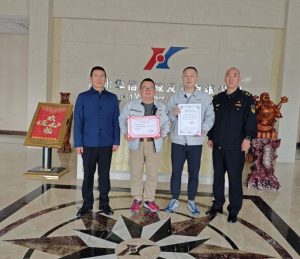 [Kiến thức] Cục Quản lý Thị trường thành phố Kinh Sơn trao bảng chứng nhận tại Hubei Huaxin